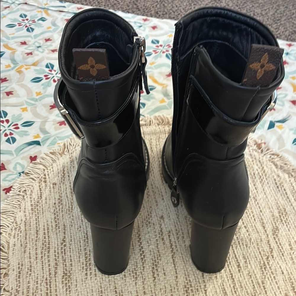 Elegant Black Heeled Boots, size 8 - Picture 2 of 8